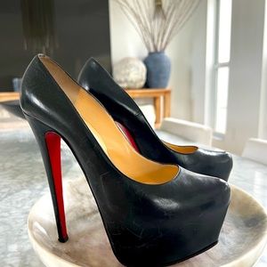Christian Louboutin
Daffodile Snakeskin Red Sole Platform Pump